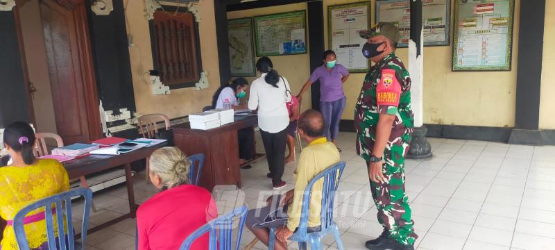 Pastikan Pusling Lancar Babinsa Desa Kesiut Pantau di Banjar Kesiut Kawan Kelod