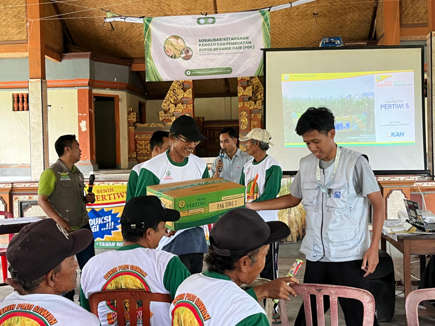 Sosialisasi Ketahanan Pangan dan Pembuatan Pupuk Organik Cair di Desa Kesiut